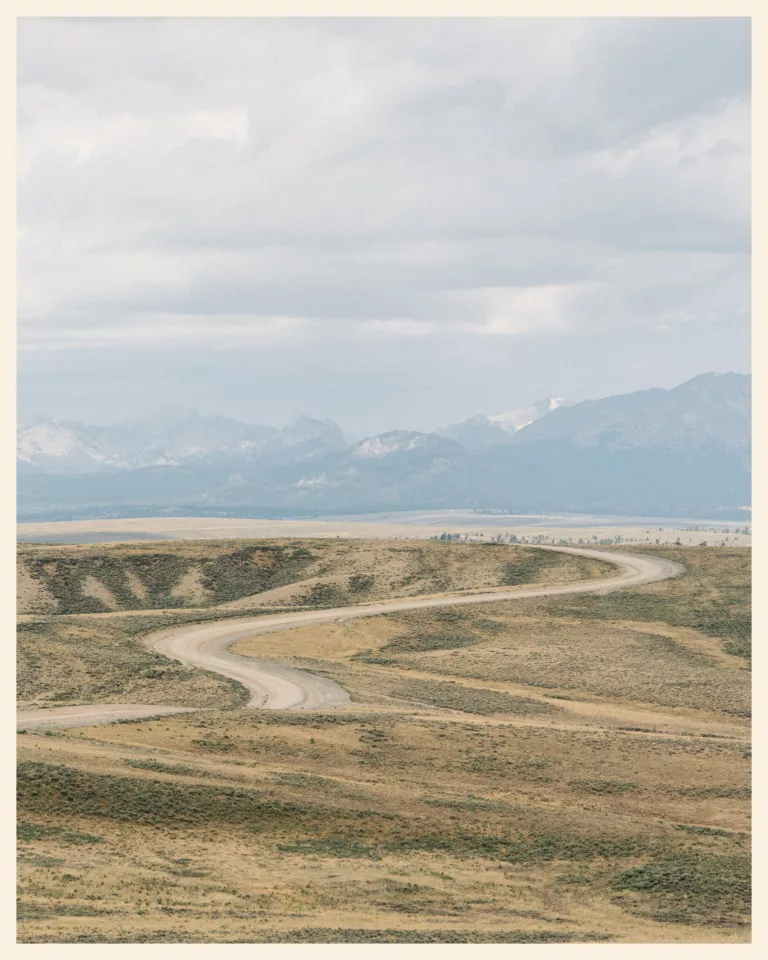 Piste sinueuse dans les plaines du Wyoming, montagnes à l'horizon, sur la Great Divide