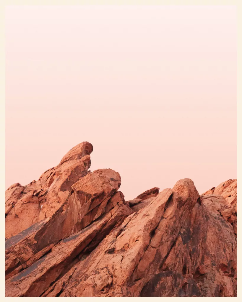 Rochers de grès rouge sous un ciel rose au parc d'État de la Valley of Fire, dans le Nevada