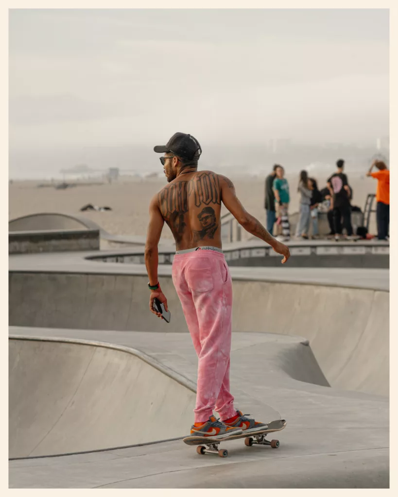 Skateur en pantalon rose dans le skatepark de Venice Beach, en Californie
