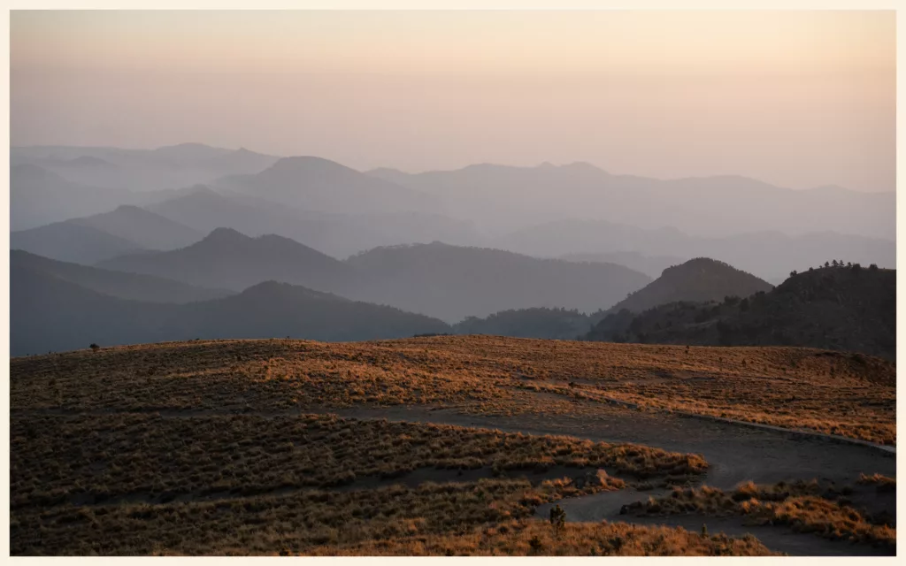 Coucher de soleil sur les montagnes du Mexique, le long de la TransMexico Sur