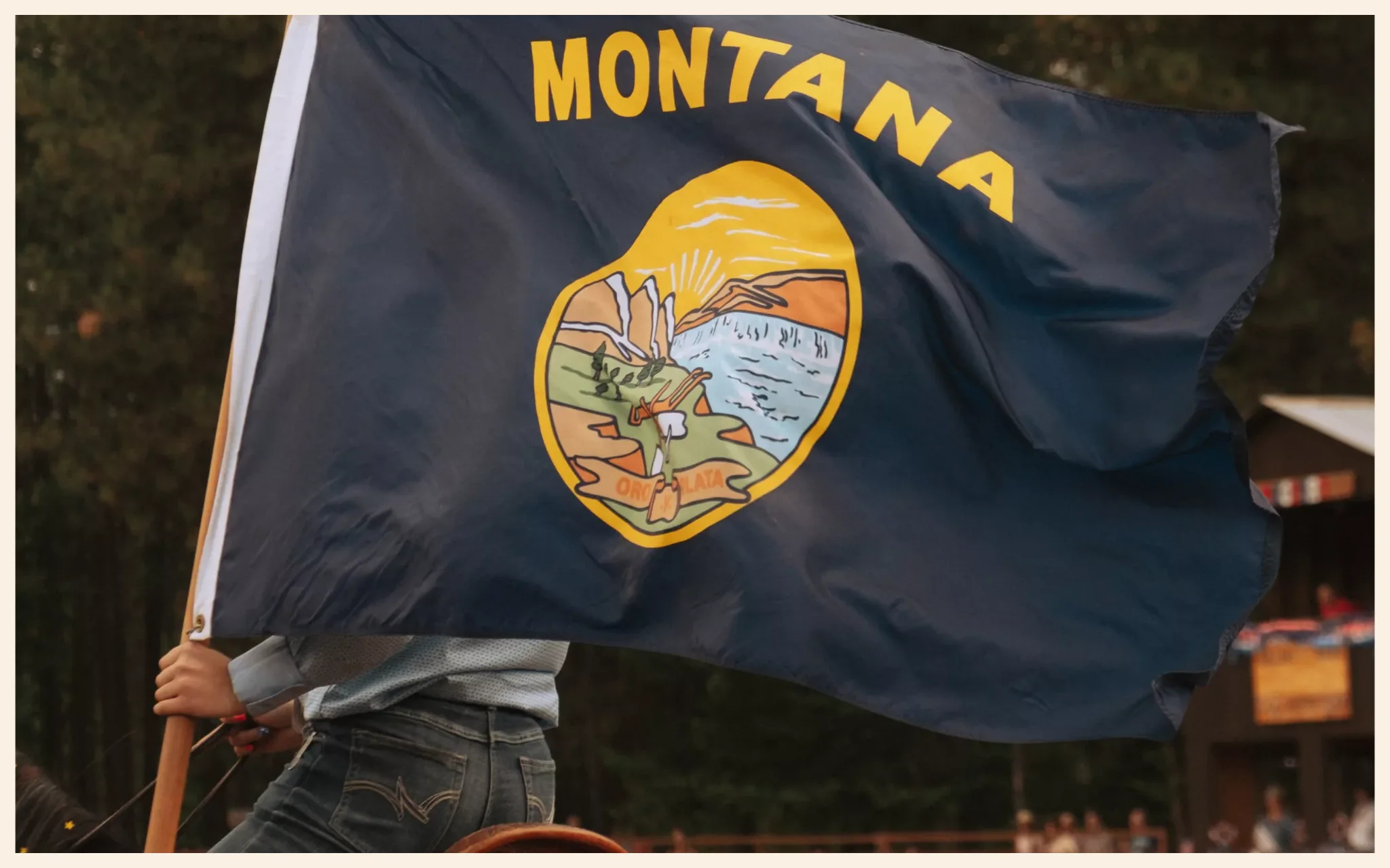 Cavalier portant le drapeau du Montana, sur la Great Divide en bikepacking